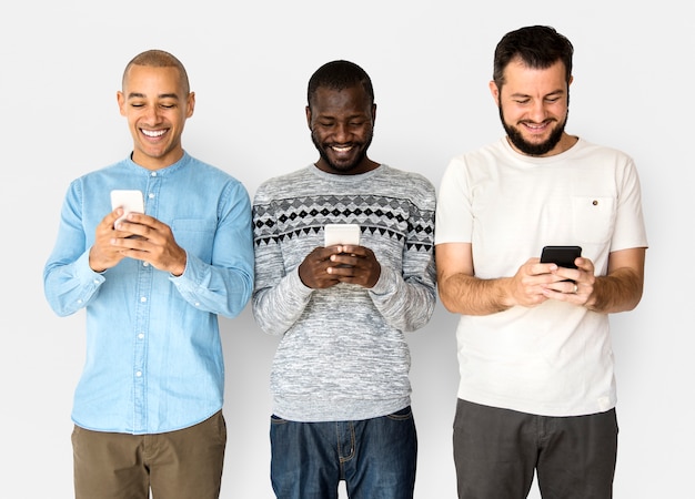 Grupa przyjaciół używa inteligentnego telefonu i uśmiecha się