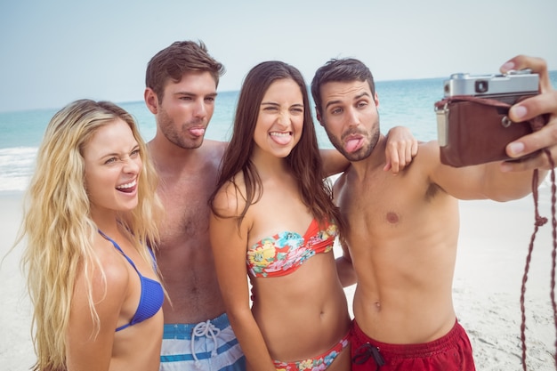 grupa przyjaciół w stroje kąpielowe, biorąc selfie