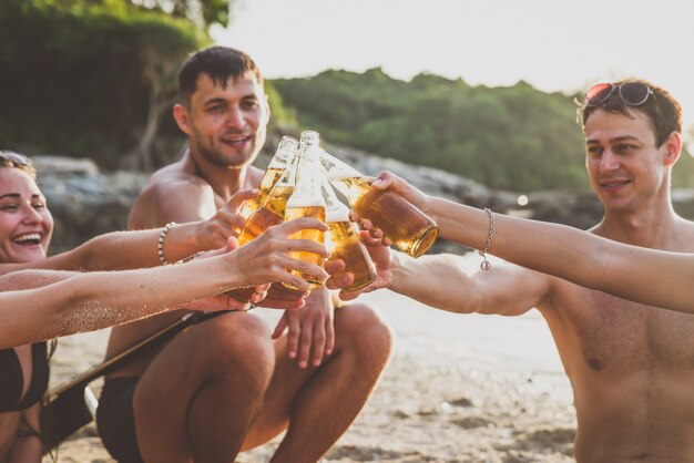 Grupa Przyjaciół, Zabawy Na Plaży Na Samotnej Wyspie