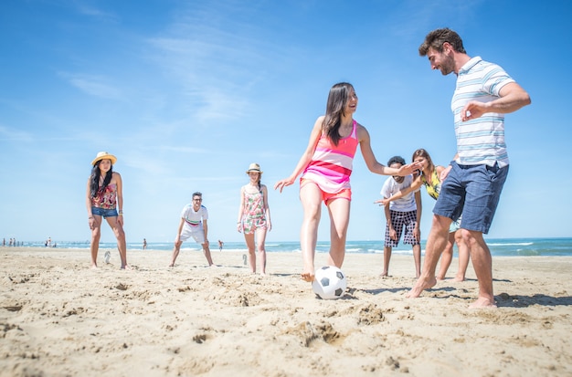 Grupa Przyjaciół, Zabawy Na Plaży