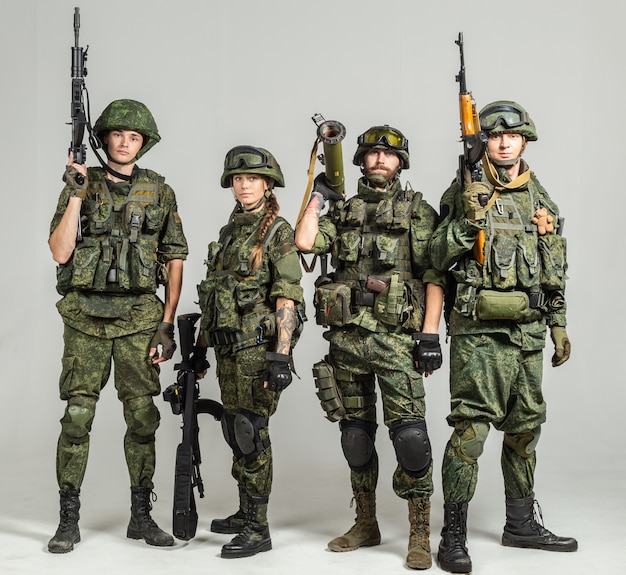 Grupa Rosyjskich żołnierzy Na Białym Tle