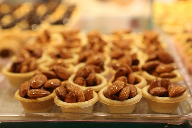Grupa różnorodnych ciasteczek Czekoladowe płatki owsiane z rodzynkami biała czekolada