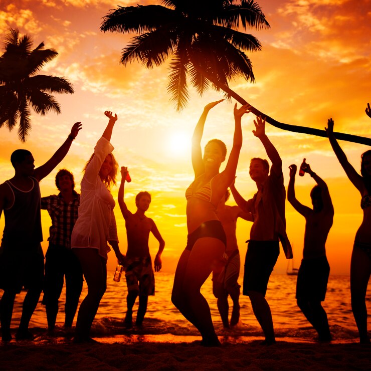 Zdjęcie grupa różnorodnych ludzi świetnie się bawi na plaży