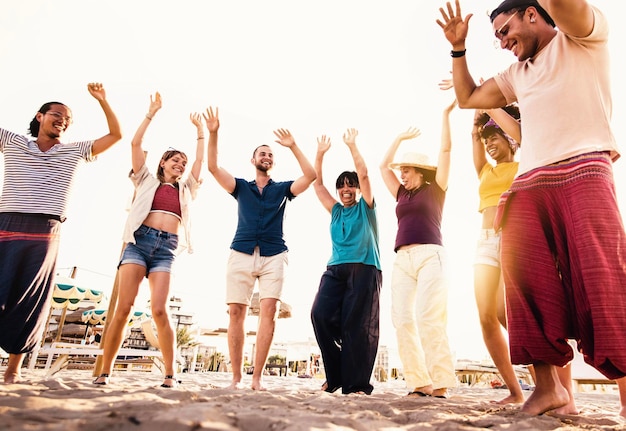 Grupa różnych ludzi tańczących razem na imprezie na plaży