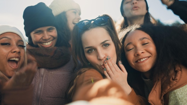 Zdjęcie grupa selfie szczęśliwych przyjaciół i kempingowych przygód przytulających się wraz z różnorodnością i przyjaźnią uśmiech na fotografii twarzy i kobiety na obozie przyrodniczym, aby zrelaksować się, śmiać i zimowe wakacje na świeżym powietrzu