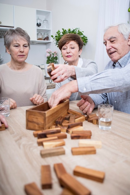 Grupa seniorów o wieczór gier w domu