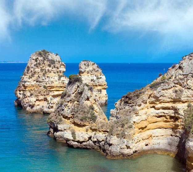 Grupa skał wzdłuż wybrzeża Algarve Portugalia