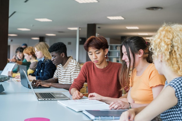 Grupa skoncentrowanych studentów podczas studiów na uniwersytecie