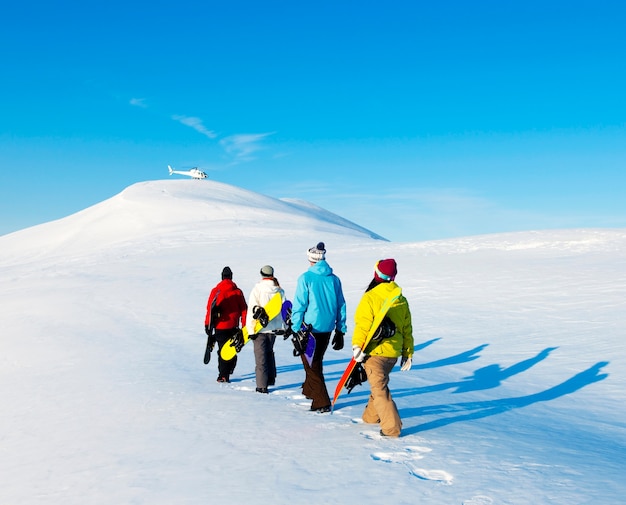 Grupa snowboardzistów korzystających z pięknego zimowego poranka.