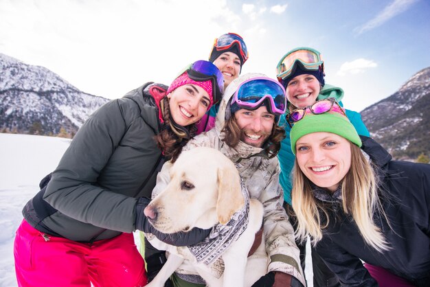 Grupa snowboardzistów na ferie zimowe