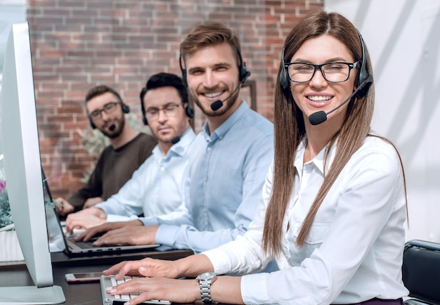 Grupa specjalistów call center pracuje z klientami