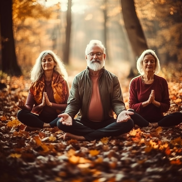 Zdjęcie grupa starszych dorosłych wykonuje ćwiczenia jogi
