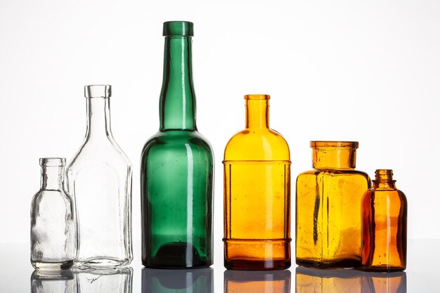 Zdjęcie grupa starych butelek z lekami, butelek z apteki lub apteki