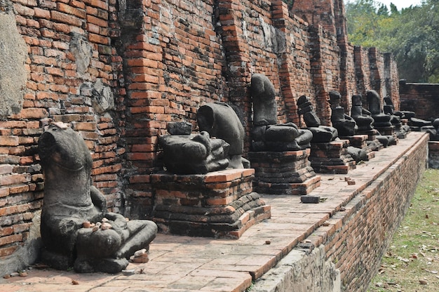 Grupa starych posągów Buddy w Tajlandii Ayudhaya