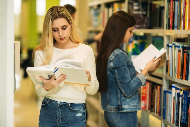 Grupa studentów chce znaleźć pomocną literaturę do przygotowania się do egzaminu na studia