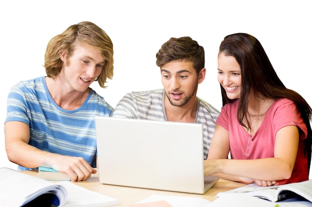 Grupa studentów korzystających z laptopa w bibliotece