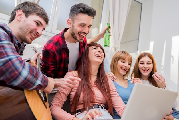 Grupa Studentów Lub Nastolatków Z Komputerami Typu Laptop I Tablet Pc W Domu, Zabawy