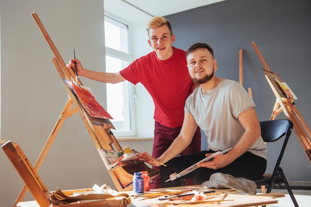 Grupa studentów malujących na lekcjach sztuki