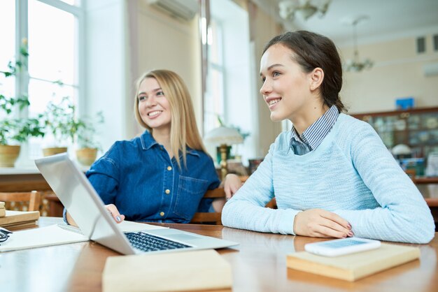 Zdjęcie grupa studentów na czacie w bibliotece