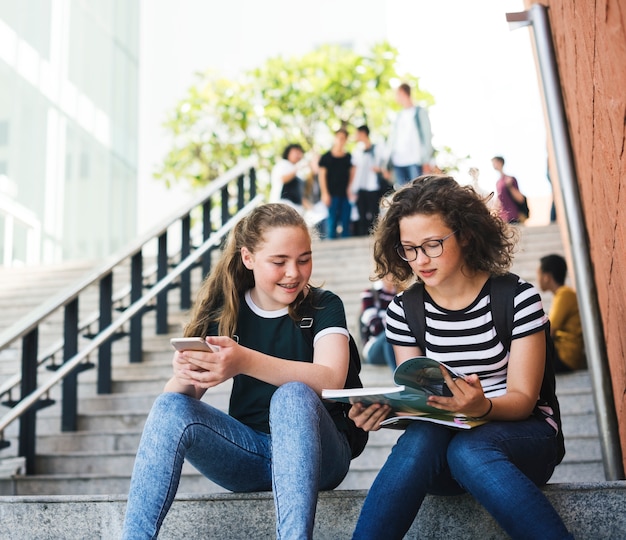 Grupa Studentów Siedzi Na Schody Za Pomocą Lptop