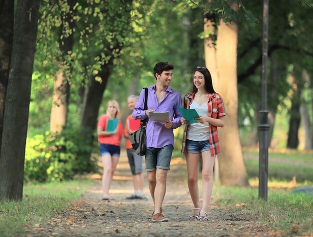 Grupa Studentów Spacerująca Ulicą Miasta Parkphoto Z Kopią Miejsca