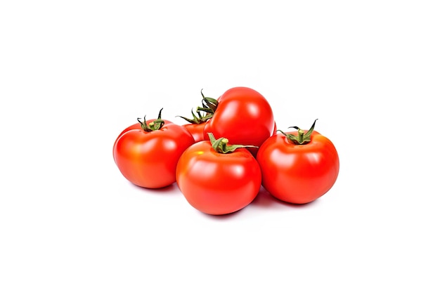Grupa świeżych całych czerwonych pomidorów wyizolowanych na białym tle z miejsca na kopię