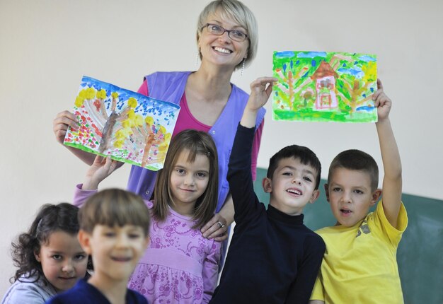 grupa szczęśliwych dzieci bawi się i bawi w przedszkolu koncepcja edukacji przedszkolnej w przedszkolu z nauczycielem