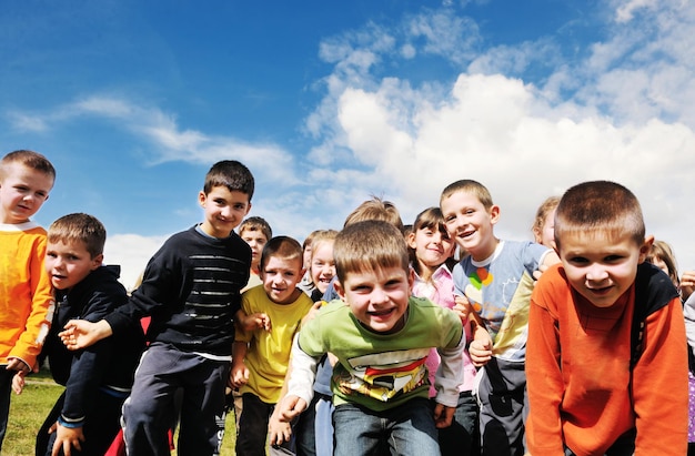 grupa szczęśliwych dzieci bawi się i bawi w przedszkolu koncepcja edukacji przedszkolnej w przedszkolu z nauczycielem