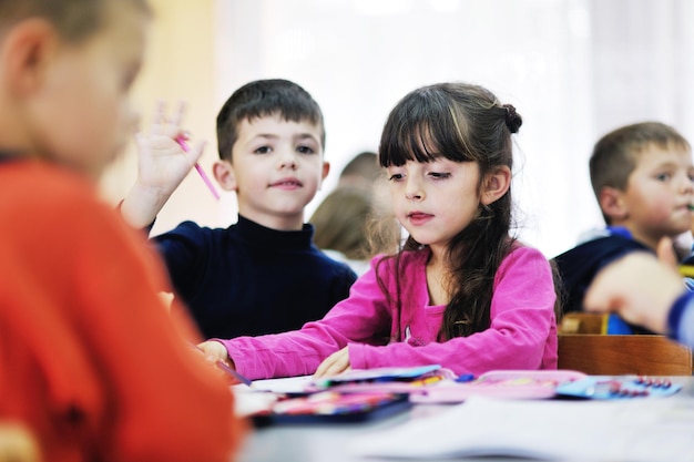 grupa szczęśliwych dzieci bawi się i bawi w przedszkolu koncepcja edukacji przedszkolnej w przedszkolu z nauczycielem