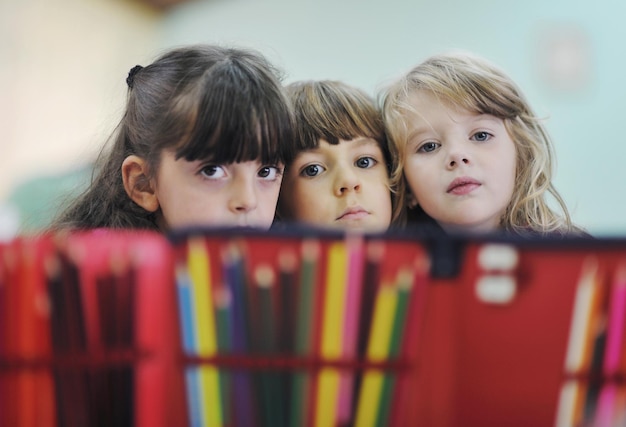 grupa szczęśliwych dzieci bawi się i bawi w przedszkolu koncepcja edukacji przedszkolnej w przedszkolu z nauczycielem