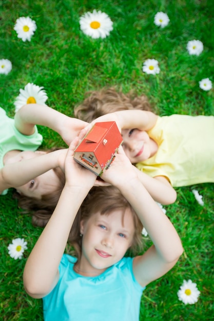 Zdjęcie grupa szczęśliwych dzieci bawiących się na świeżym powietrzu w wiosennym parku