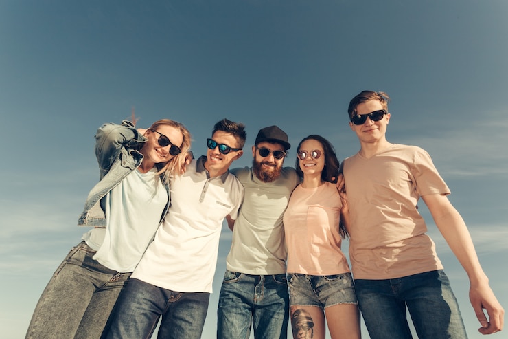 Zdjęcie grupa szczęśliwych młodych ludzi zabawy na plaży