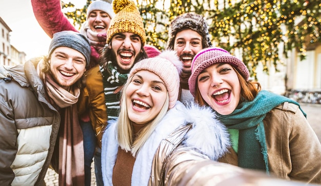 Grupa Szczęśliwych Przyjaciół Noszących Zimowe Ubrania, Biorących Selfie Na Ulicy Miasta
