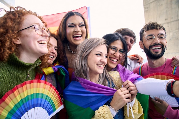 Grupa szczęśliwych, zróżnicowanych młodych przyjaciół robiących selfie, ciesząc się razem dniem dumy gejowskiej