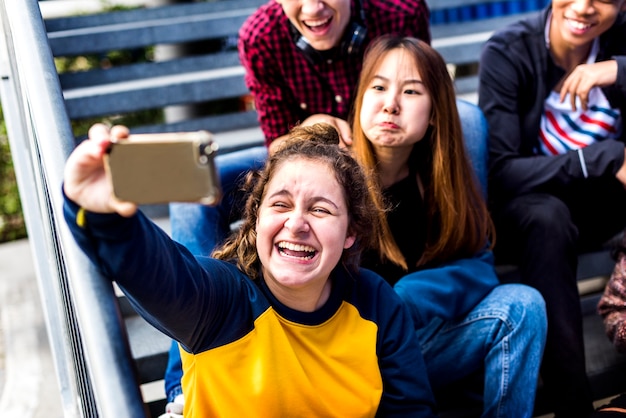 Grupa szkolni przyjaciele ma zabawę i bierze selfie