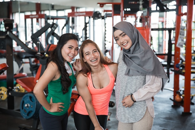 Grupa trzech kobiet po treningu