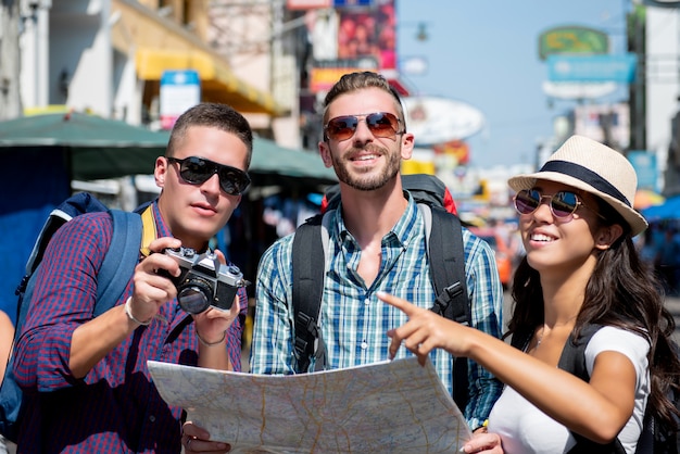 Grupa turystyczni backpacker przyjaciele podróżuje w Bangkok Tajlandia na wakacjach