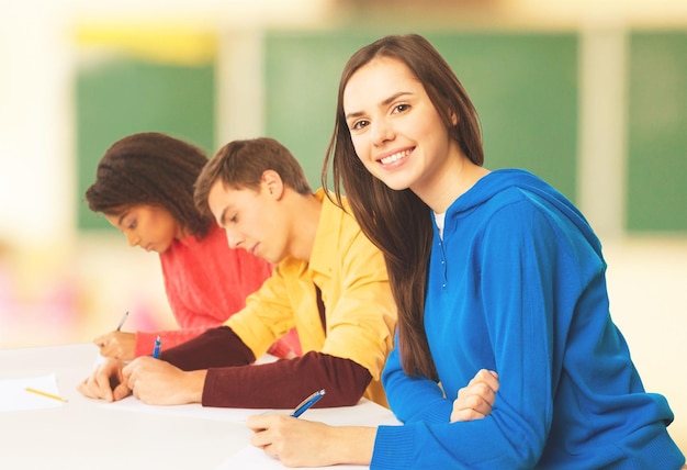 grupa uczniów zdaje test w klasie