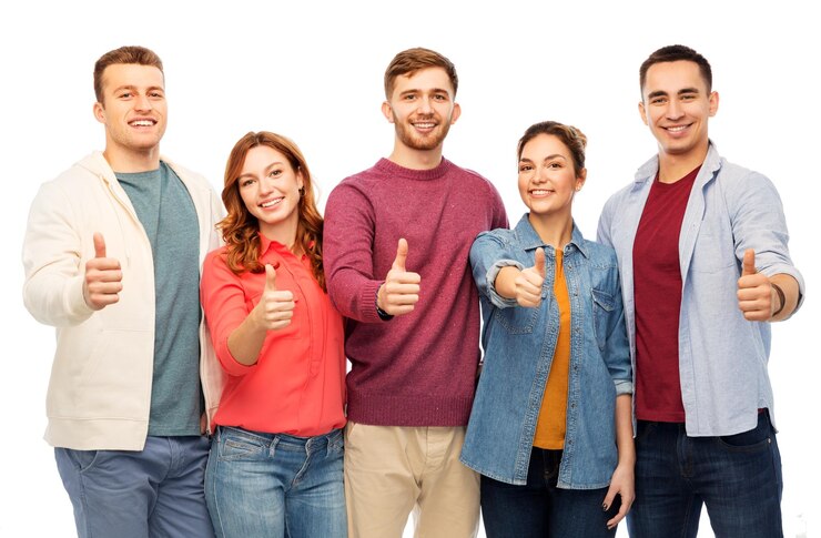 Zdjęcie grupa uśmiechniętych przyjaciół podnoszących kciuki