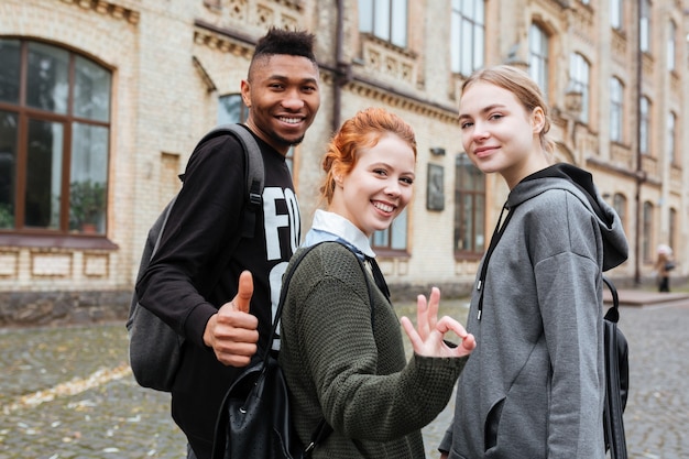 Grupa Wieloetnicznych Uśmiechniętych Studentów Pokazujących Kciuki W Górę I Dobry Gest