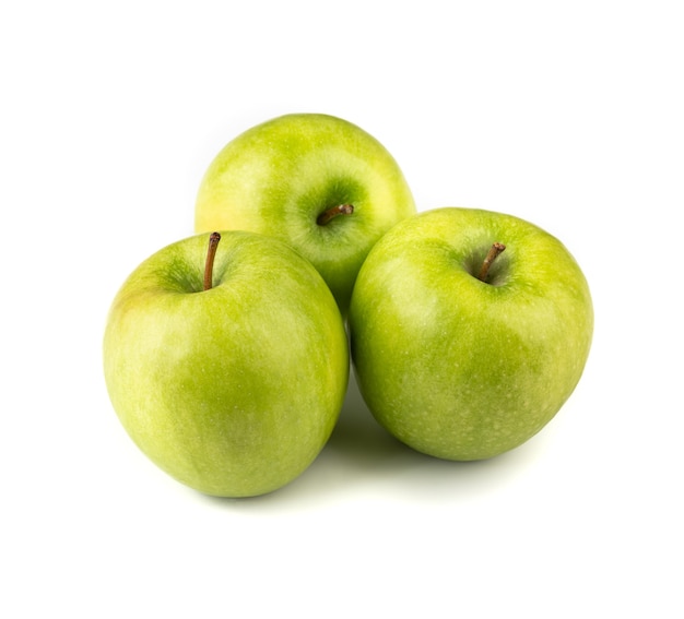 Grupa zielonych jabłek izolowanych na białym tle.