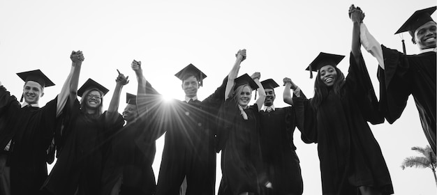 Grupa zróżnicowanych studentów kończących studia