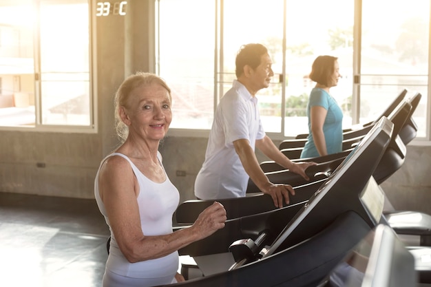 Grupowy Przyjaciel Starszy Biegacz Przy Gym Sprawnością Fizyczną Uśmiechniętą I Szczęśliwą. Starszy Zdrowy Tryb życia.