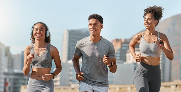 Grupuj bieganie po mieście i przyjaciół biegnących do ćwiczeń fitness letni trening biegaczy i zdrowie układu sercowo-naczyniowego razem Czarni ludzie trenujący do maratonu i konkurencyjny sportowy wyścig wellness w mieście