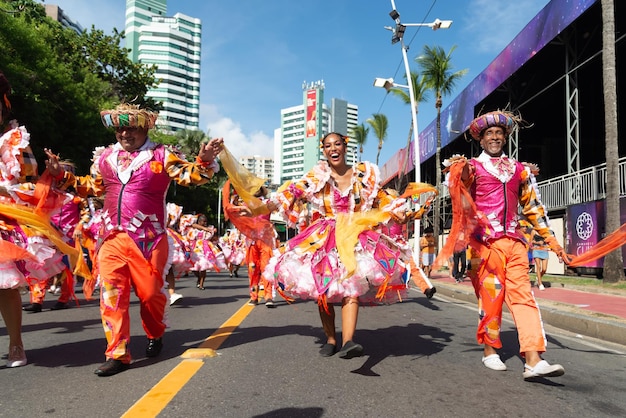 Grupy kulturalne tańczą podczas parady przedkarnewalnej Fuzue w mieście Salvador Bahia