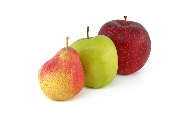 Gruszka w różnych kolorach, czerwone i zielone jabłka na białym tle