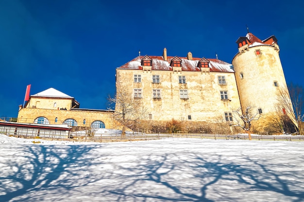 Gruyères Zamek Gruyères wieś w Szwajcarii zimą