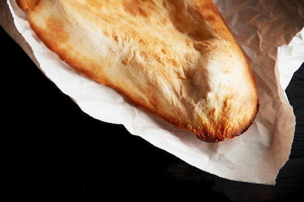 Gruziński chleb wypiekany w glinianym piecu Shotis Puri Fresh z chrupiącą skórką