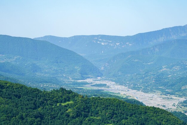 Gruziński krajobraz górski z wiejską drogą z widokiem na lasy