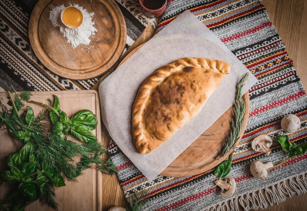 Gruziński tort lavash z jajkami i serem na drewnianym stole